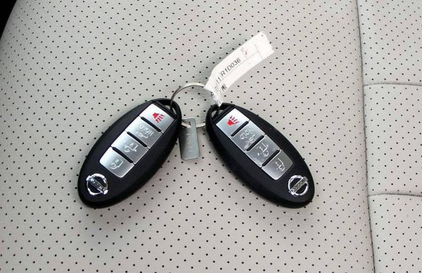 车自动锁了钥匙在里面怎么办