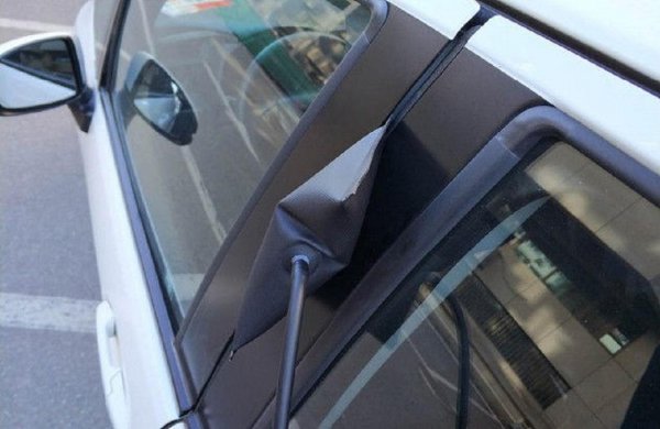 车自动锁了钥匙在里面怎么办