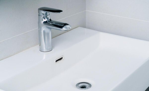 厕所里的小黑虫怎么清除