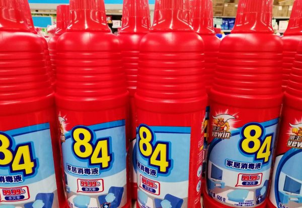 厕所里的小黑虫怎么清除