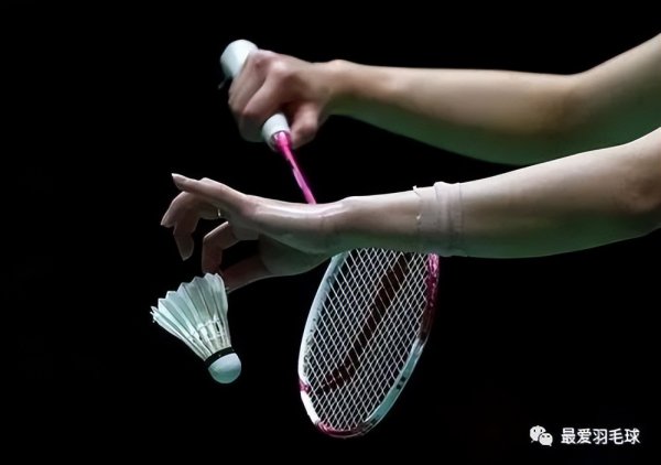 羽毛球正确发球姿势和方法