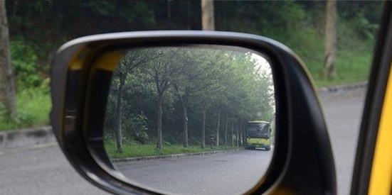 轿车调后视镜的最佳位置