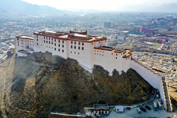 珠穆朗玛峰在哪里个城市