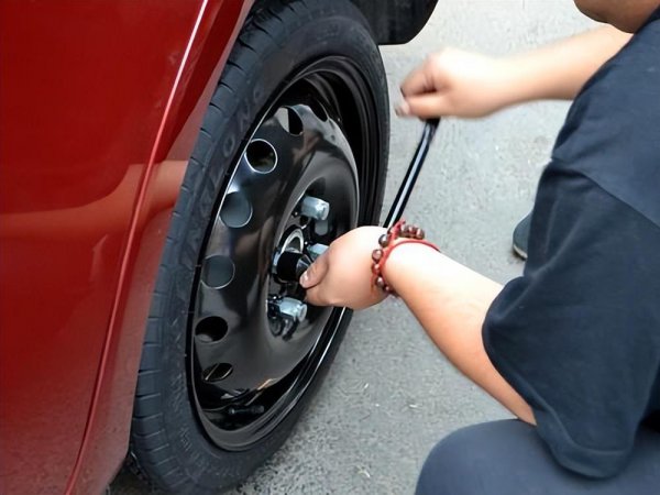 汽车轮胎多久换一次多少公里