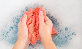 衣服上桃汁渍时间长了怎么洗掉 衣服上桃汁渍时间长了如何清洗