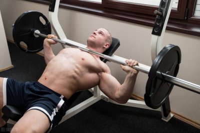 杠铃推举一般人多少kg 正常人能举起多少斤杠铃