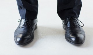 牛皮滴了油怎么清洗掉屑 牛皮包上沾上了油渍怎么处理