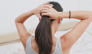 用吹风机吹头发好还是自然干好 头发自然干好吗