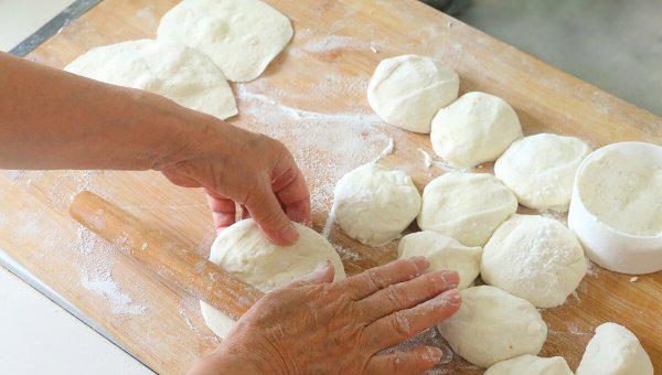 一斤面粉做包子放多少水和面