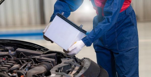 汽车电池灯亮了什么原因造成的