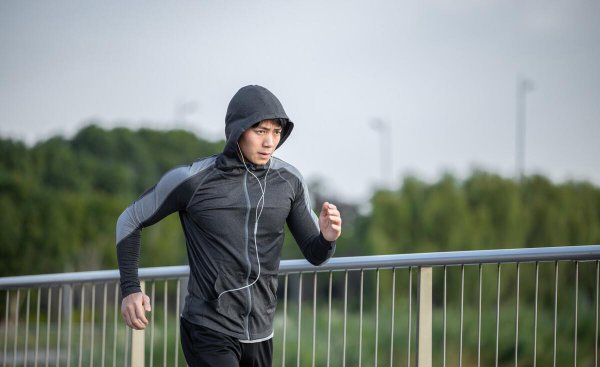 薄嘴唇的男人的性格特点