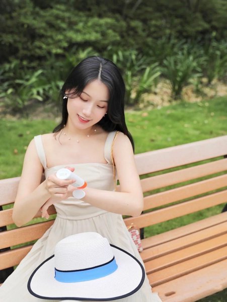 素颜霜和隔离霜先用哪个