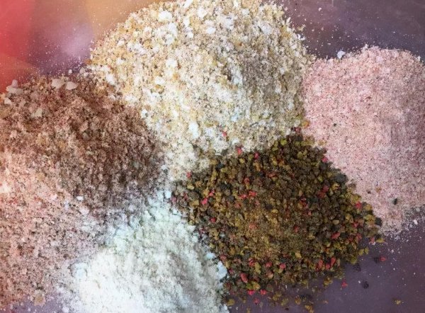 秋钓鲤鱼鱼饵配方分享