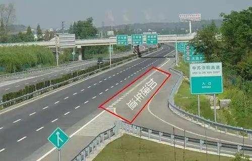 上高速是开左转向灯还是开右转向灯