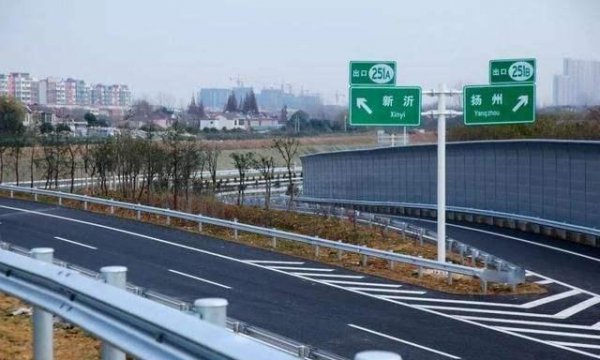 上高速是开左转向灯还是开右转向灯