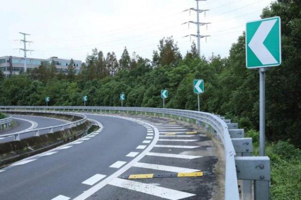 上高速是开左转向灯还是开右转向灯