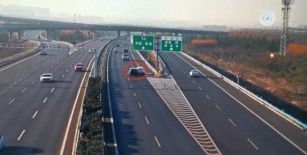 上高速是开左转向灯还是开右转向灯