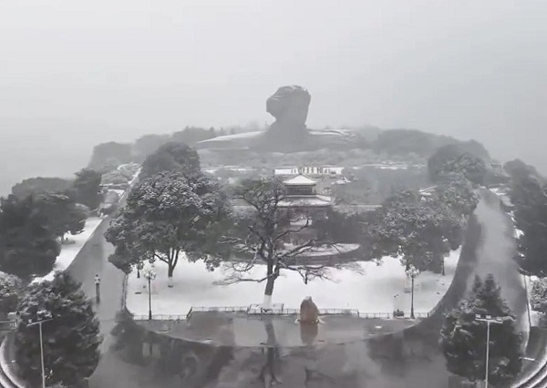 航拍长沙橘子洲头雪景全景图片