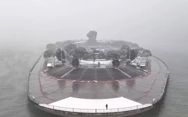 航拍长沙橘子洲头雪景全景图片