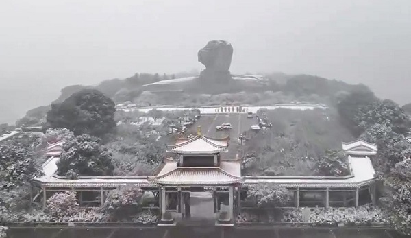 航拍长沙橘子洲头雪景全景图片