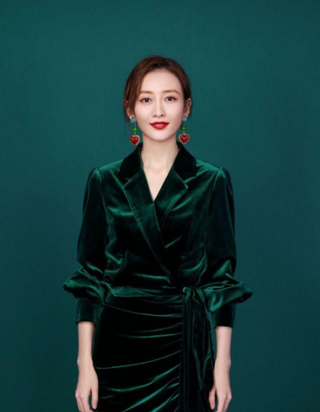 什么颜色显白适合黄皮肤