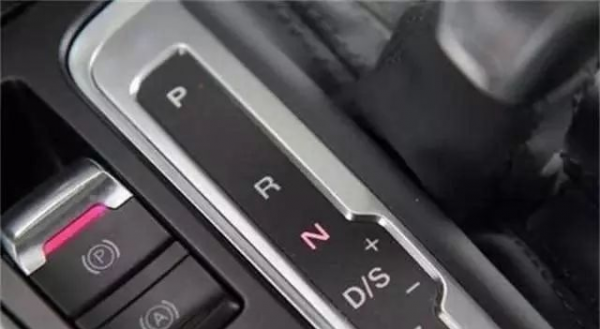 自动挡换挡要踩刹车吗