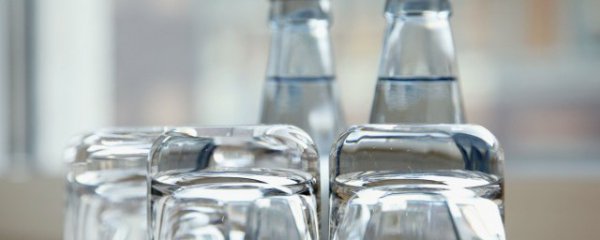 玻璃的水杯可以装开水吗