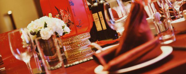 餐桌上摆什么花好