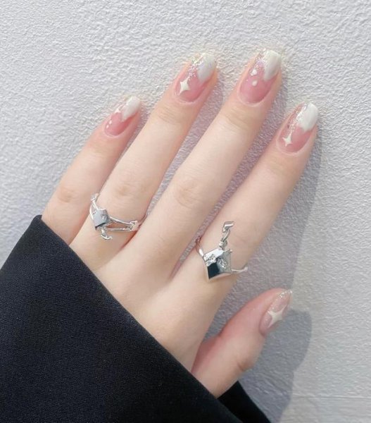 现在最流行的美甲款式