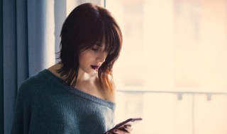 粉红色毛衣配什么裤子 粉红色毛衣配什么颜色裤子