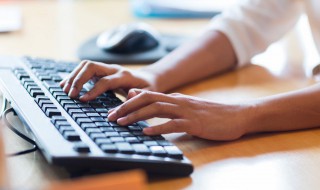 键盘怎么清理灰尘 如何清理电脑键盘中的灰尘