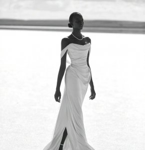 什么颜色显白适合黄皮肤 皮肤暗黄穿什么颜色的衣服显白