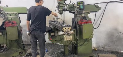 做模具工资一般多少 在厂里做模具一个月能赚多少钱