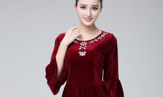 金丝绒长裙和大衣配吗 金丝绒长裙和大衣搭配合适吗