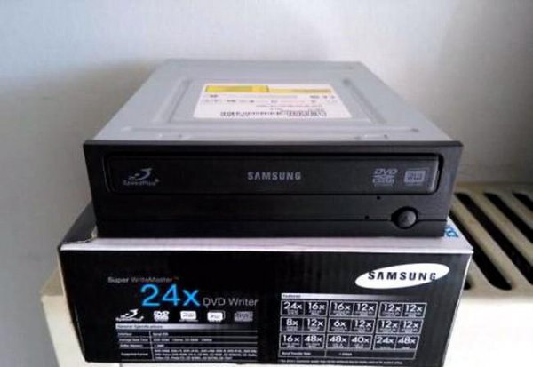 电脑光驱是什么东西做的