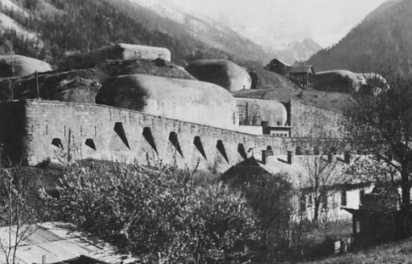 世界上第一个承认新中国的国家