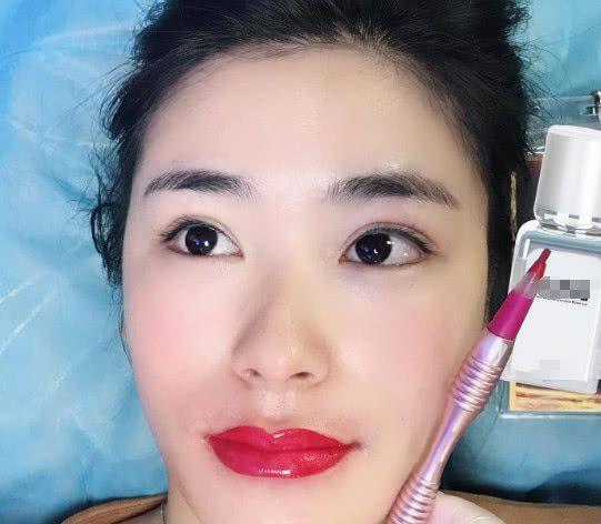 纹唇和涂口红哪个伤害大