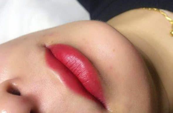 纹唇和涂口红哪个伤害大