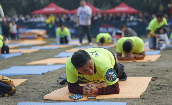 平板支撑能练出腹肌吗