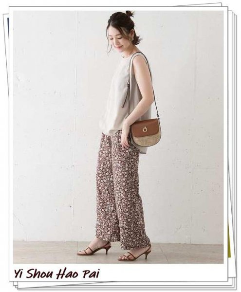 花裤子搭配什么上衣好看图片