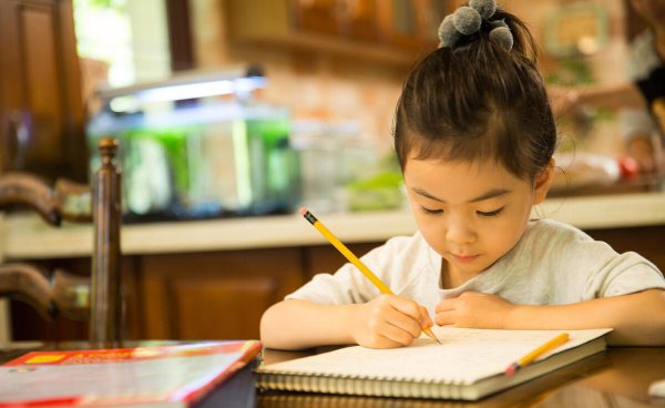 小孩写作业磨蹭注意力不集中怎么办