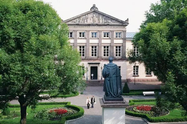 冯国璋和冯巩是什么关系