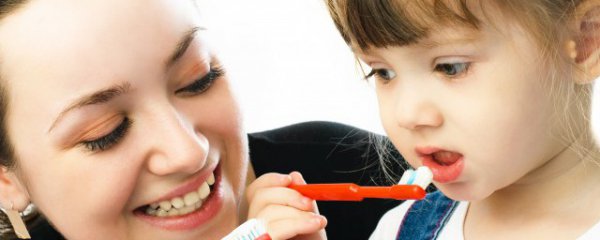 用盐水刷牙的正确方法