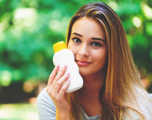 深蓝色显白还是显黑