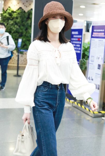 深蓝色显白还是显黑