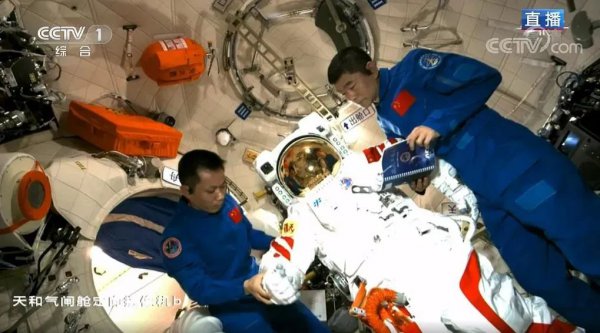 一套中国航天服多重多少钱