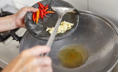 什么油适合高温油炸 哪一种食用油更适合高温烹饪