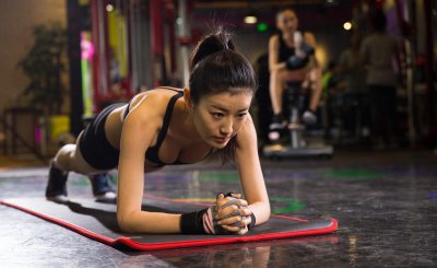 平板支撑能练出腹肌吗 只靠平板支撑可以练出漂亮腹肌吗