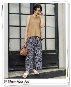 花裤子搭配什么上衣好看图片 夏季印花裤子的穿搭示范