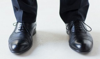 皮子鞋磨脚怎么办 皮子鞋磨脚的处理方法